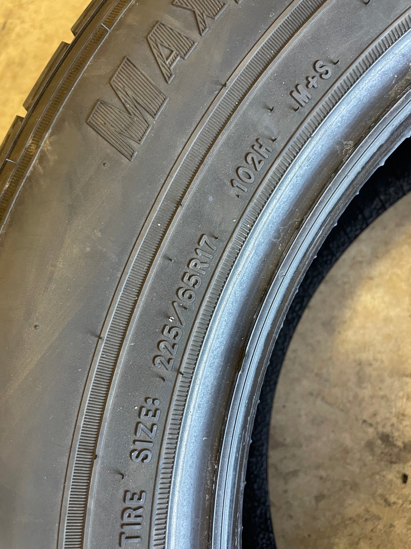 SINGLE 225/65R17 Goodyear Assurance MaxLife 102 H SL - Used Tires